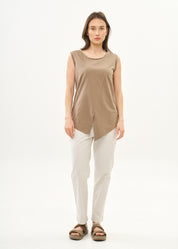 Undershirt with diagonal stitching and brown spikes