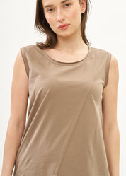 Undershirt with diagonal stitching and brown spikes
