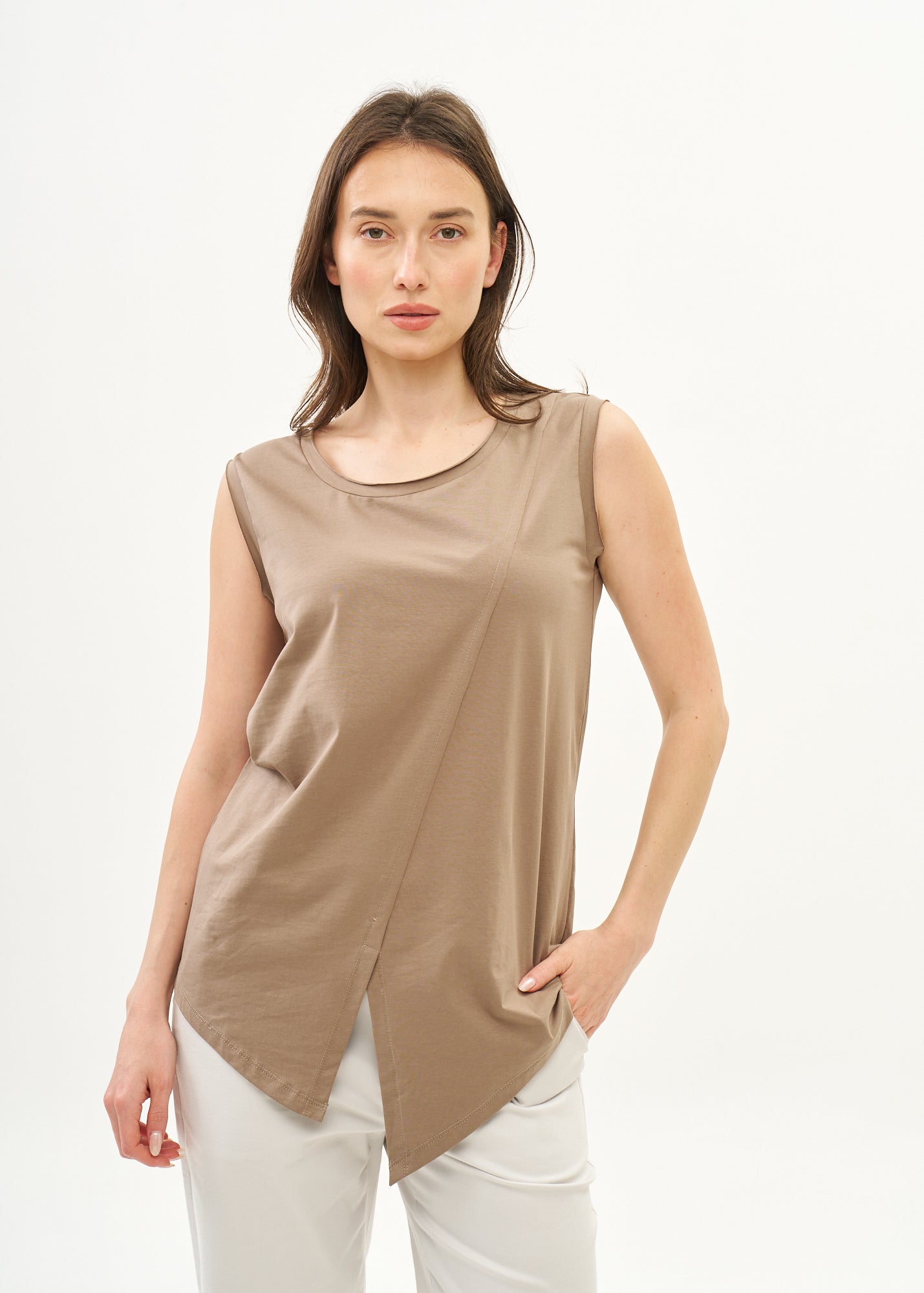 Undershirt with diagonal stitching and brown spikes
