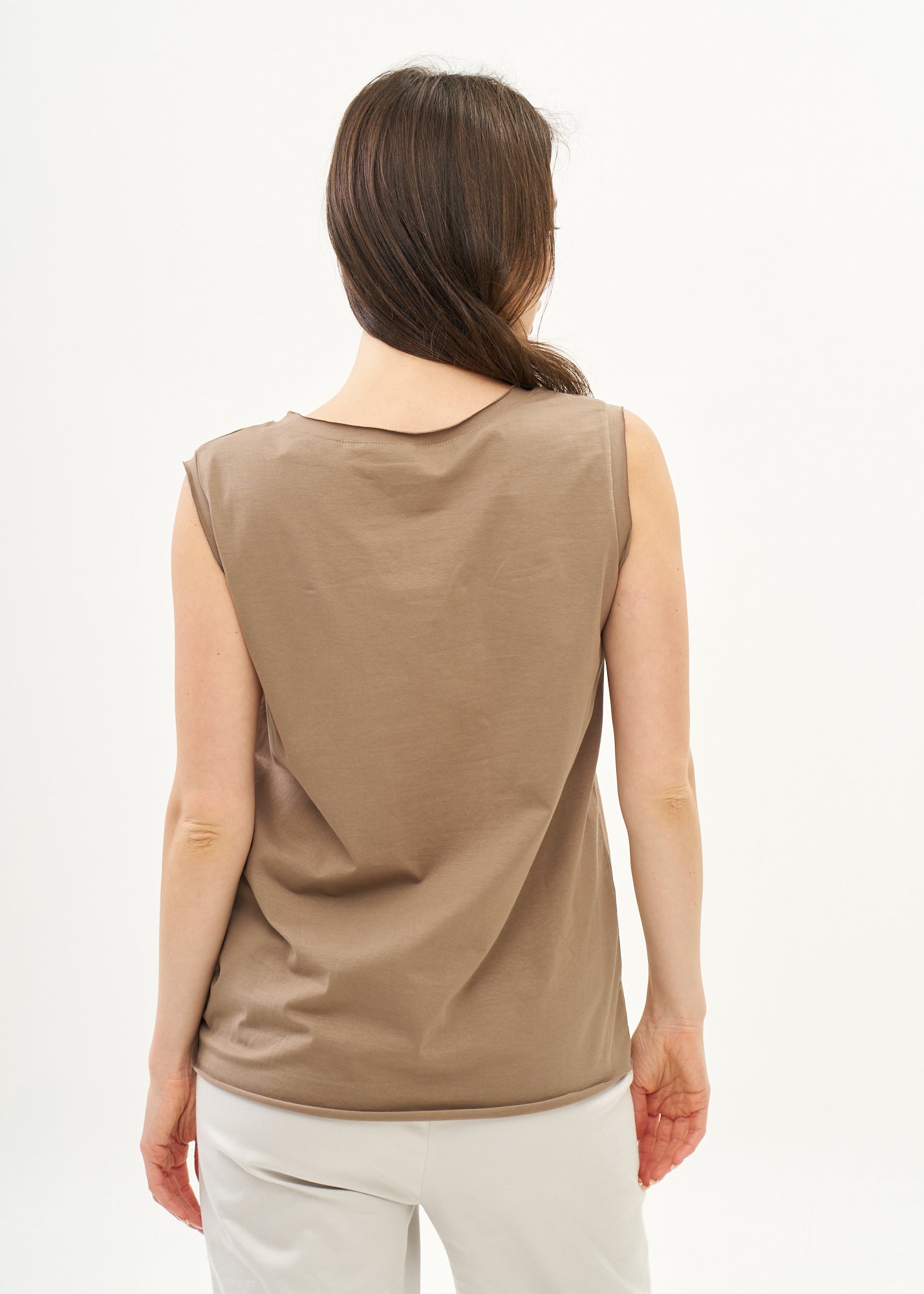 Undershirt with diagonal stitching and brown spikes