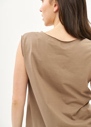Undershirt with diagonal stitching and brown spikes