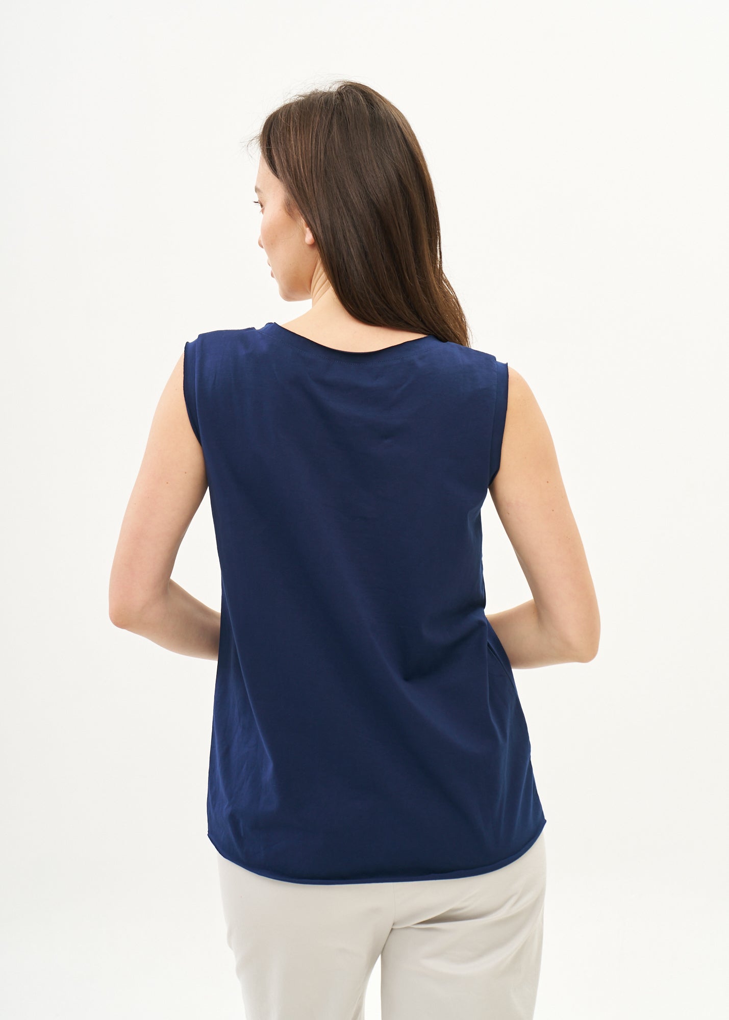 Tank top with diagonal stitching and dark blue spikes