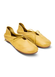 Leather shoes with a foldable heel and mustard elastic lacing