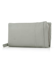 Прямоугольный кошелек с пришитым снаружи серым ремешком с тиснением.