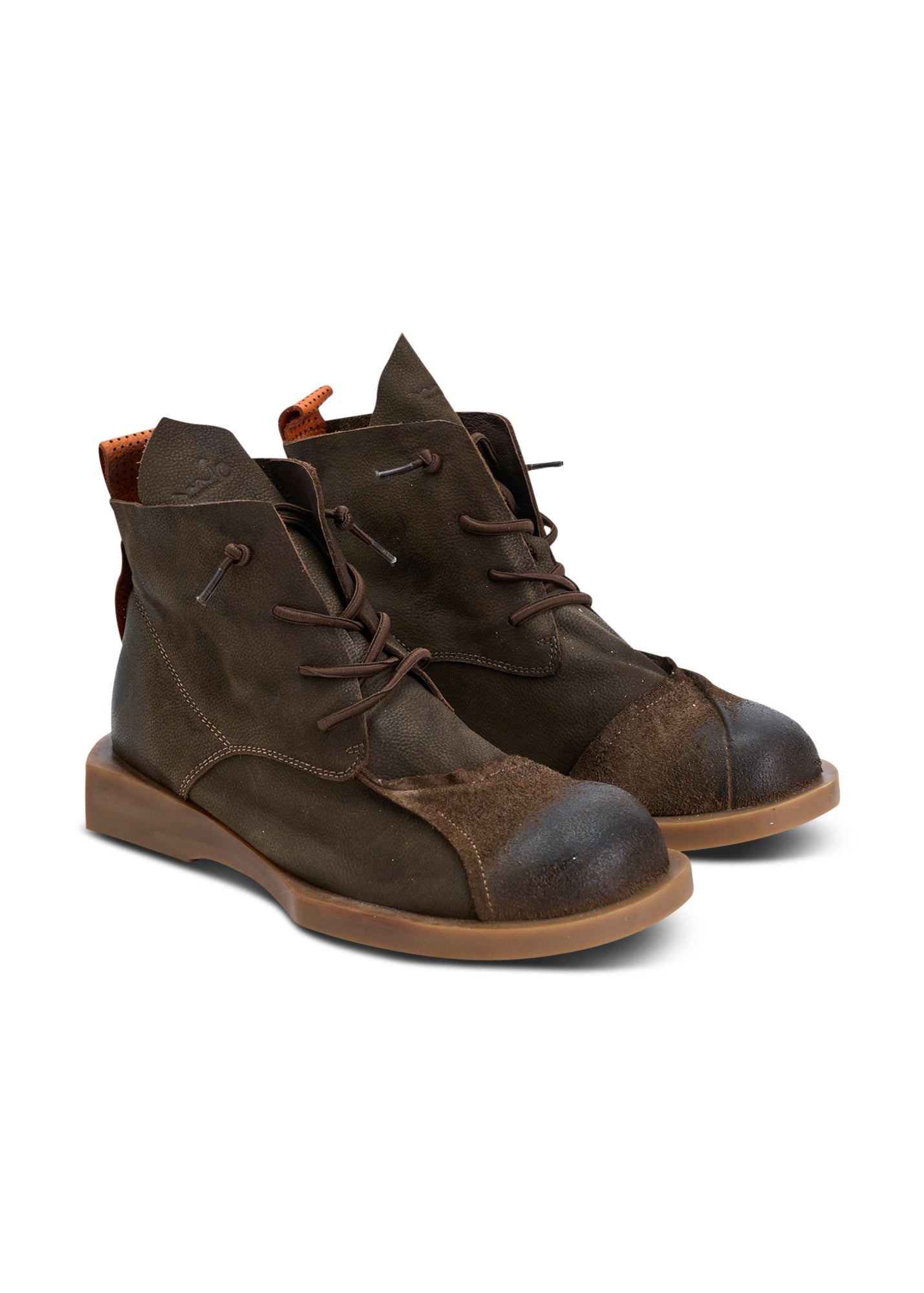 High-top shoes in reverse leather with a color combination and brown rubber laces