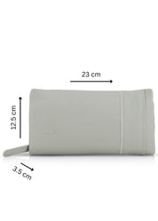 Прямоугольный кошелек с пришитым снаружи серым ремешком с тиснением.