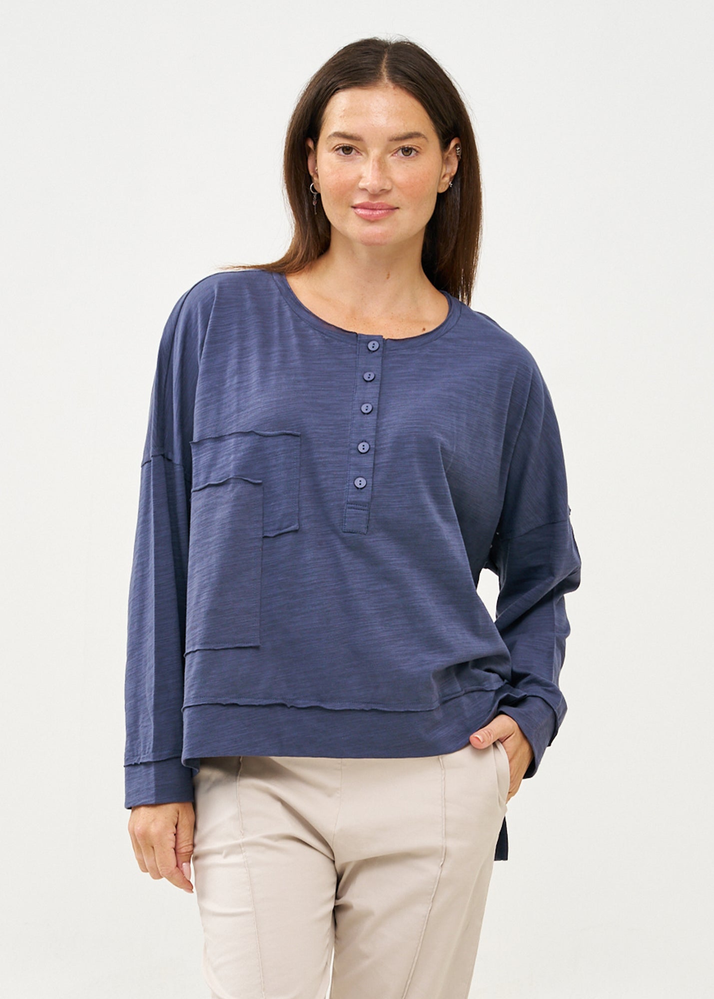 חולצה שרוול ארוך חצי כפתרה ודמוי כיס כחול כהה