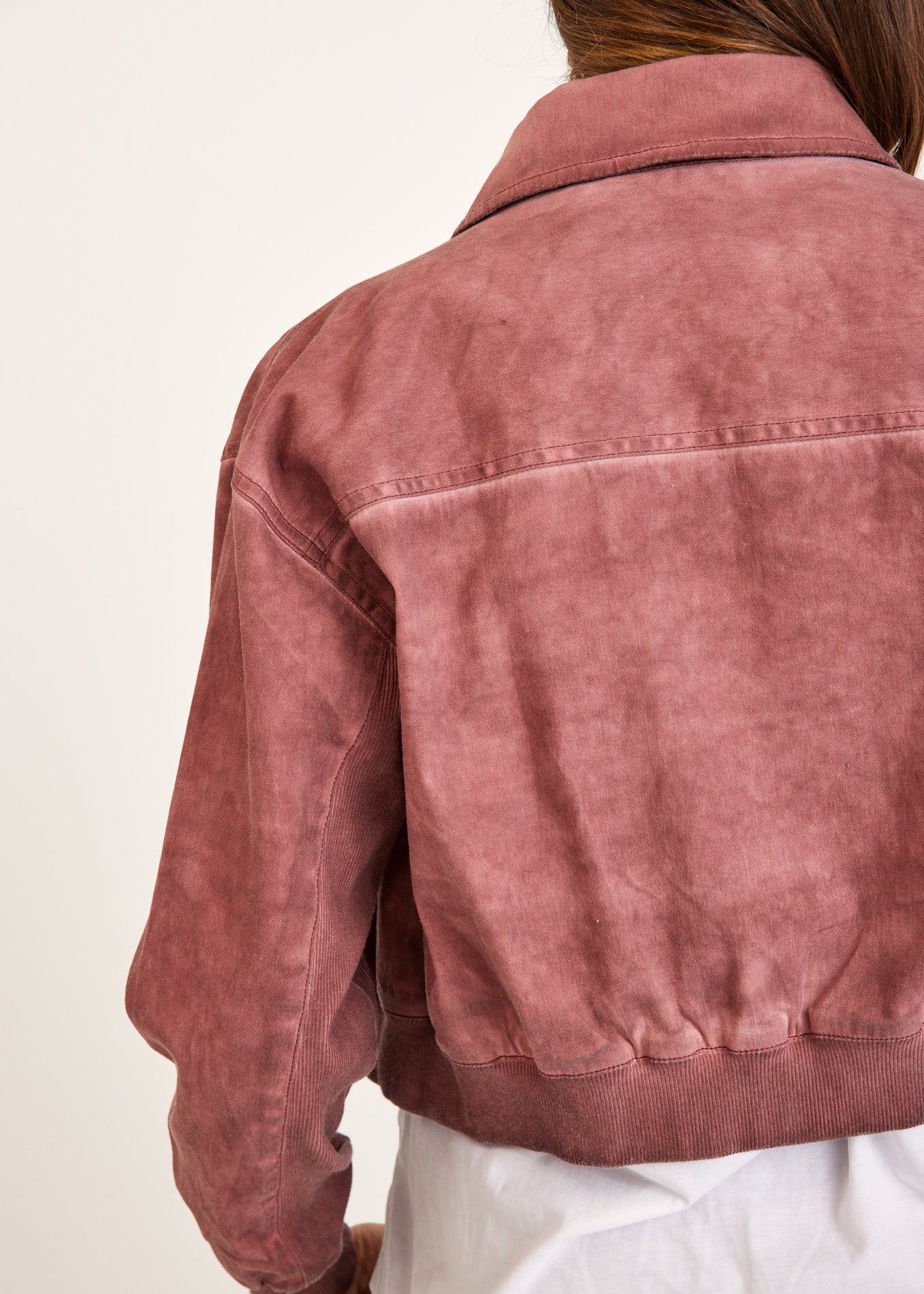 Short jacket with a burgundy zipper