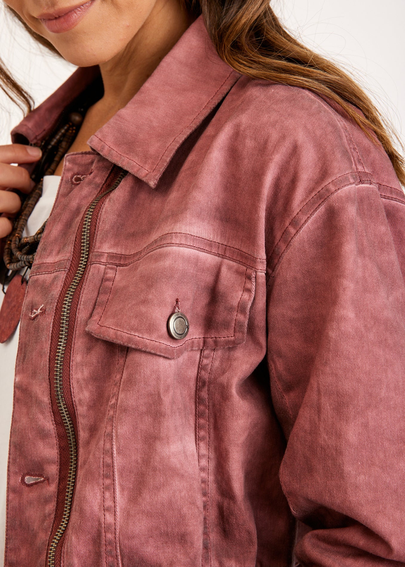 Short jacket with a burgundy zipper
