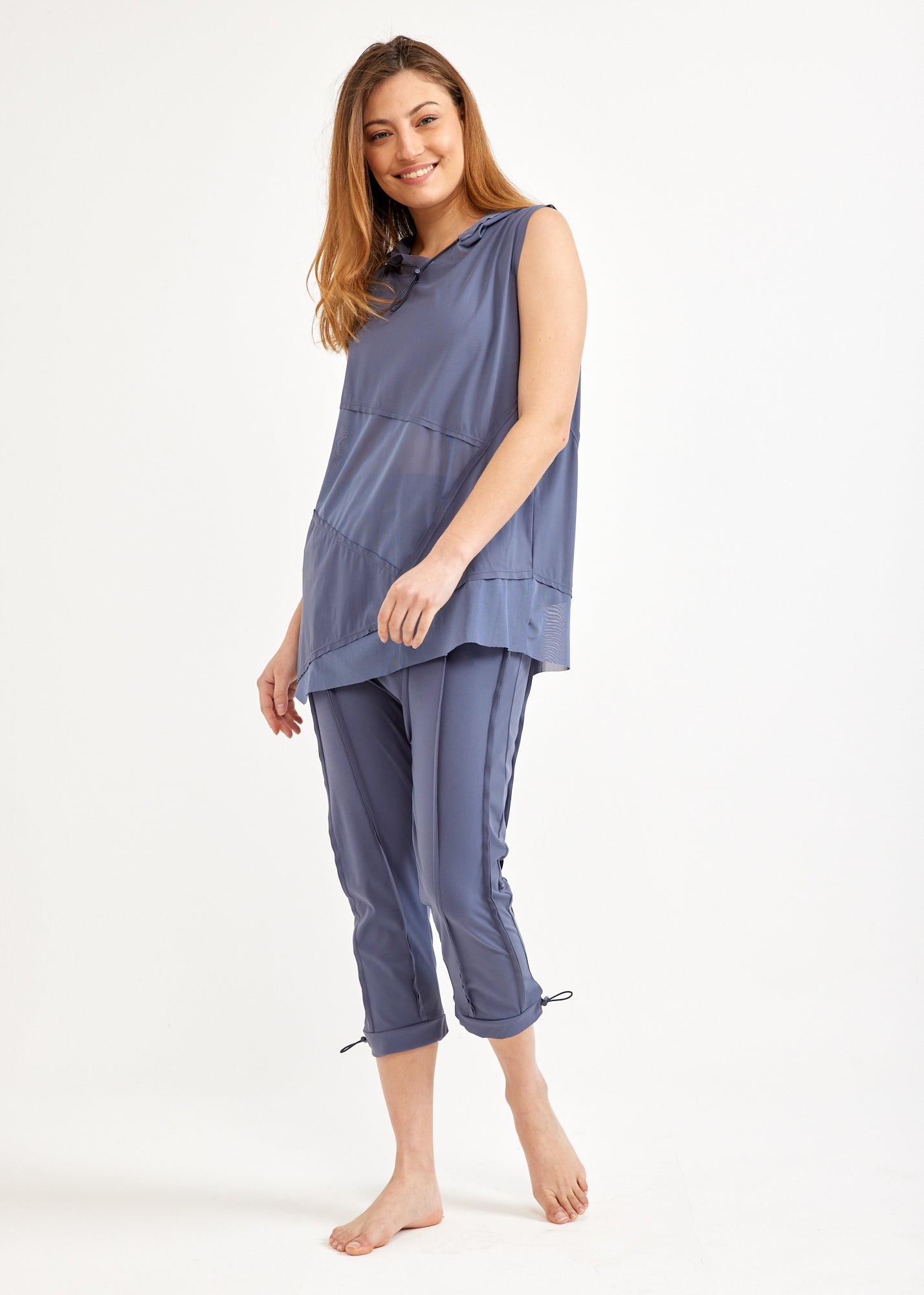 Undershirt with diagonal seams and a blue mesh combination