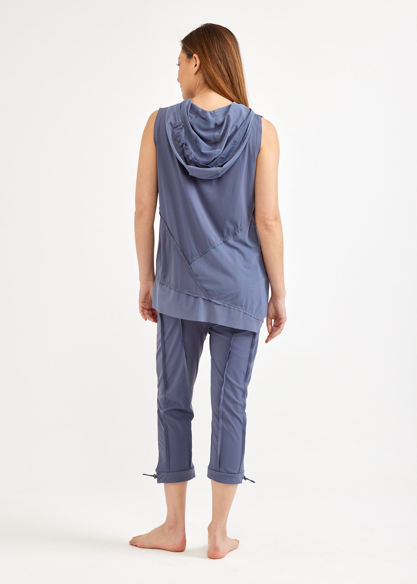 Undershirt with diagonal seams and a blue mesh combination