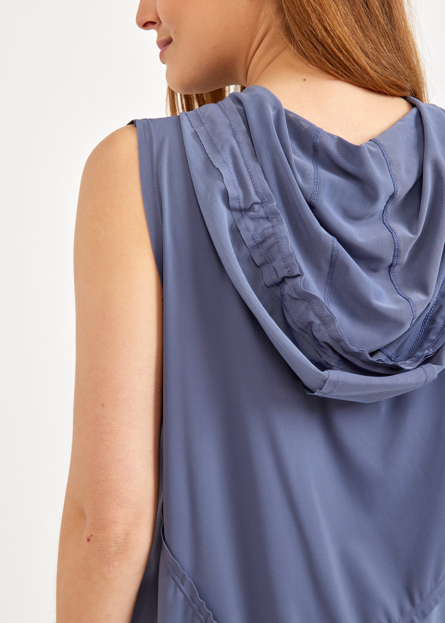 Undershirt with diagonal seams and a blue mesh combination