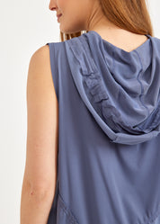 Undershirt with diagonal seams and a blue mesh combination