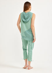 Undershirt with diagonal seams and green mesh combination