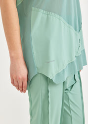 Undershirt with diagonal seams and green mesh combination