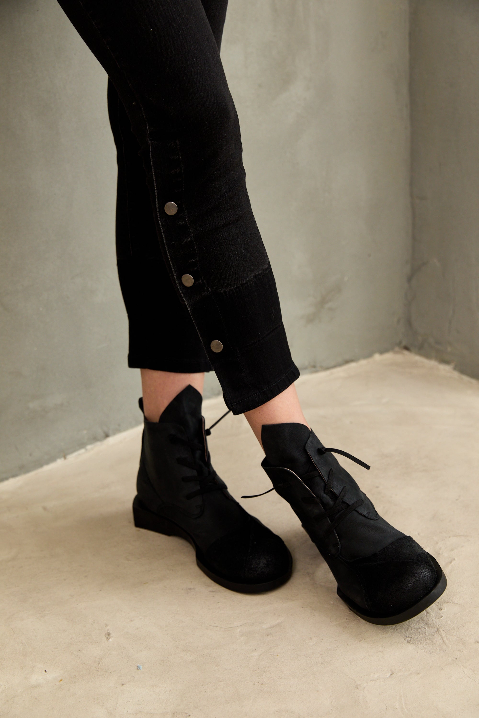 High-top shoes in reverse leather with a color combination and black rubber laces