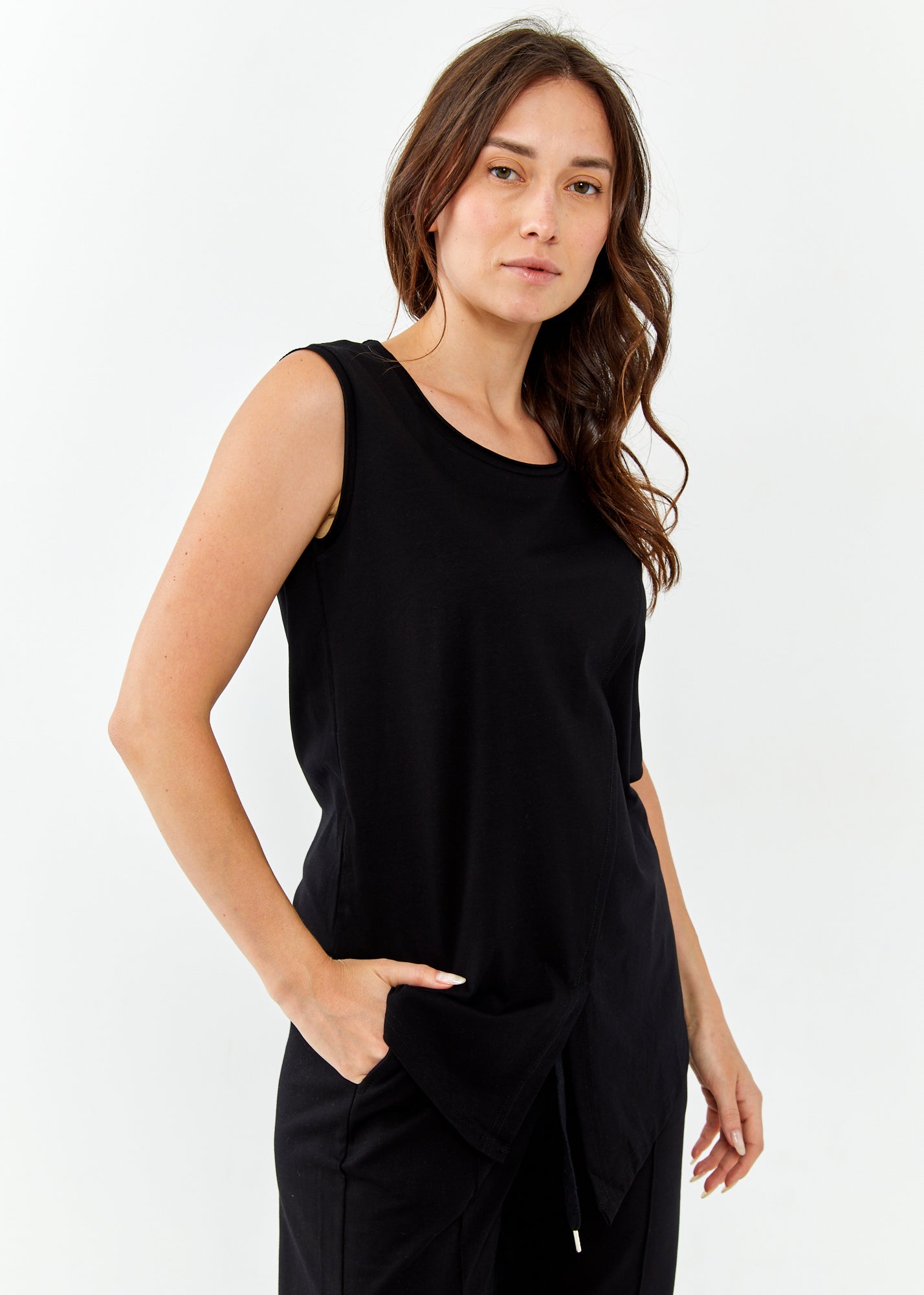 Tank top with diagonal stitching and laces, black