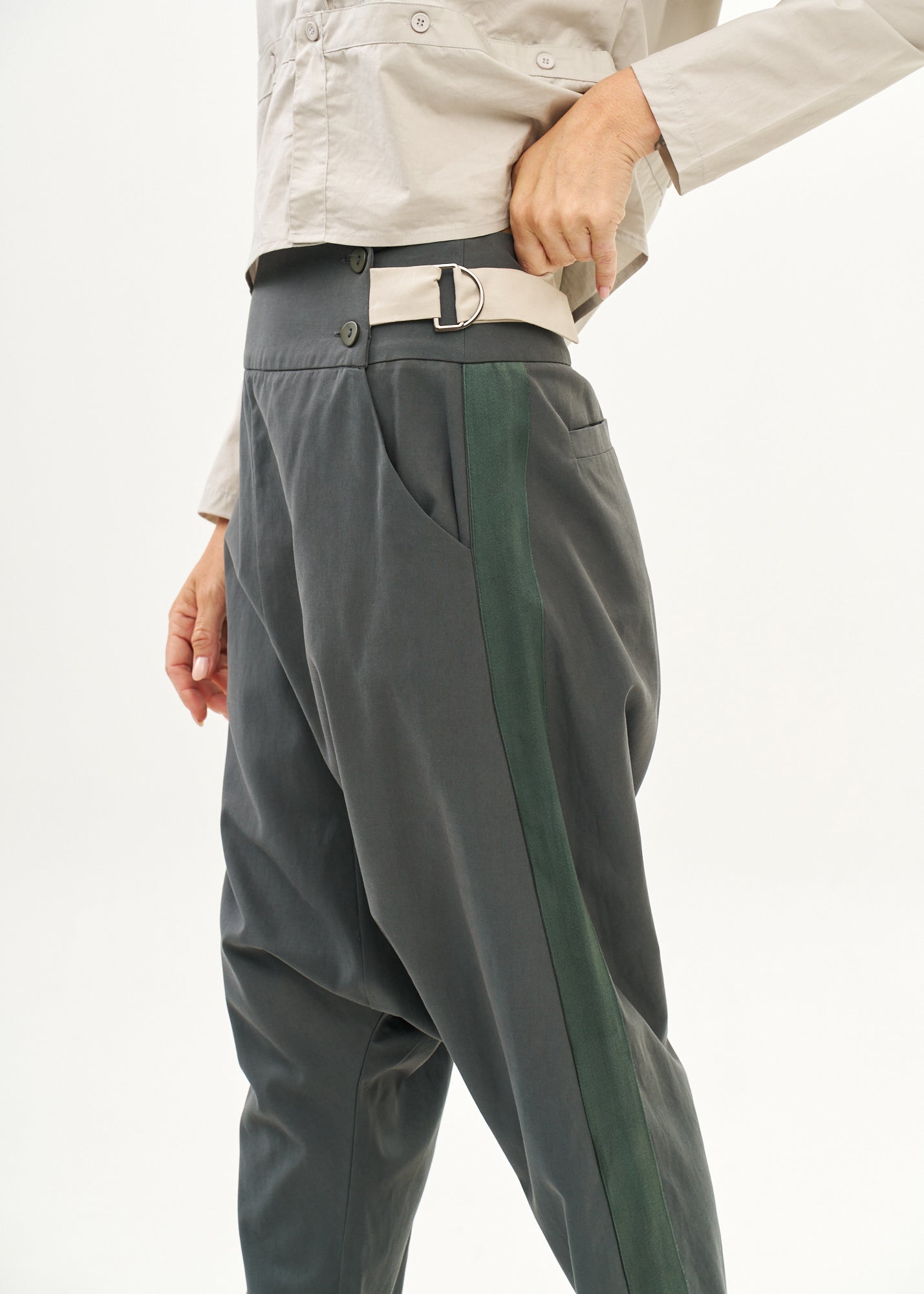 מכנסיים שני אבזמים שילוב סרט ירוק