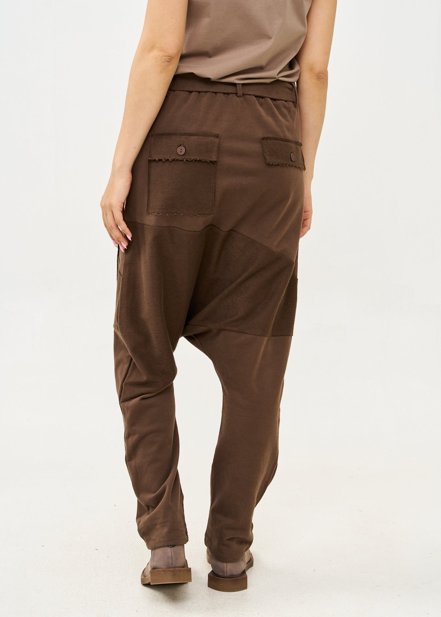 מכנסיים שקי חתכים הפוכים עם חגורה חום