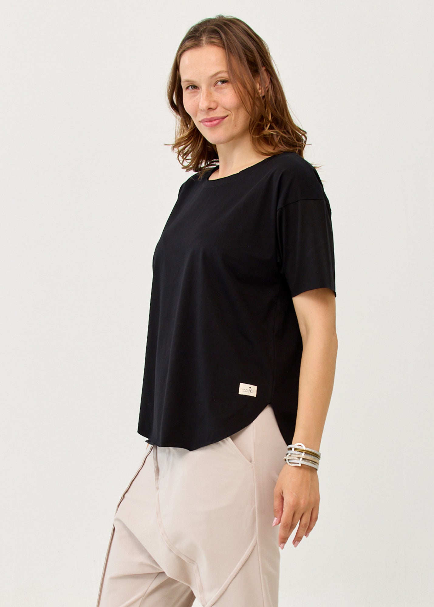 טי שרט שרוול קצר סיומת מעוגלת שחור