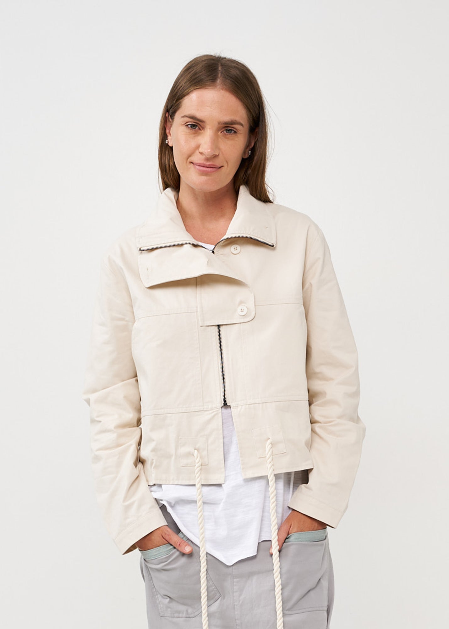 Three-button jacket and stone rope