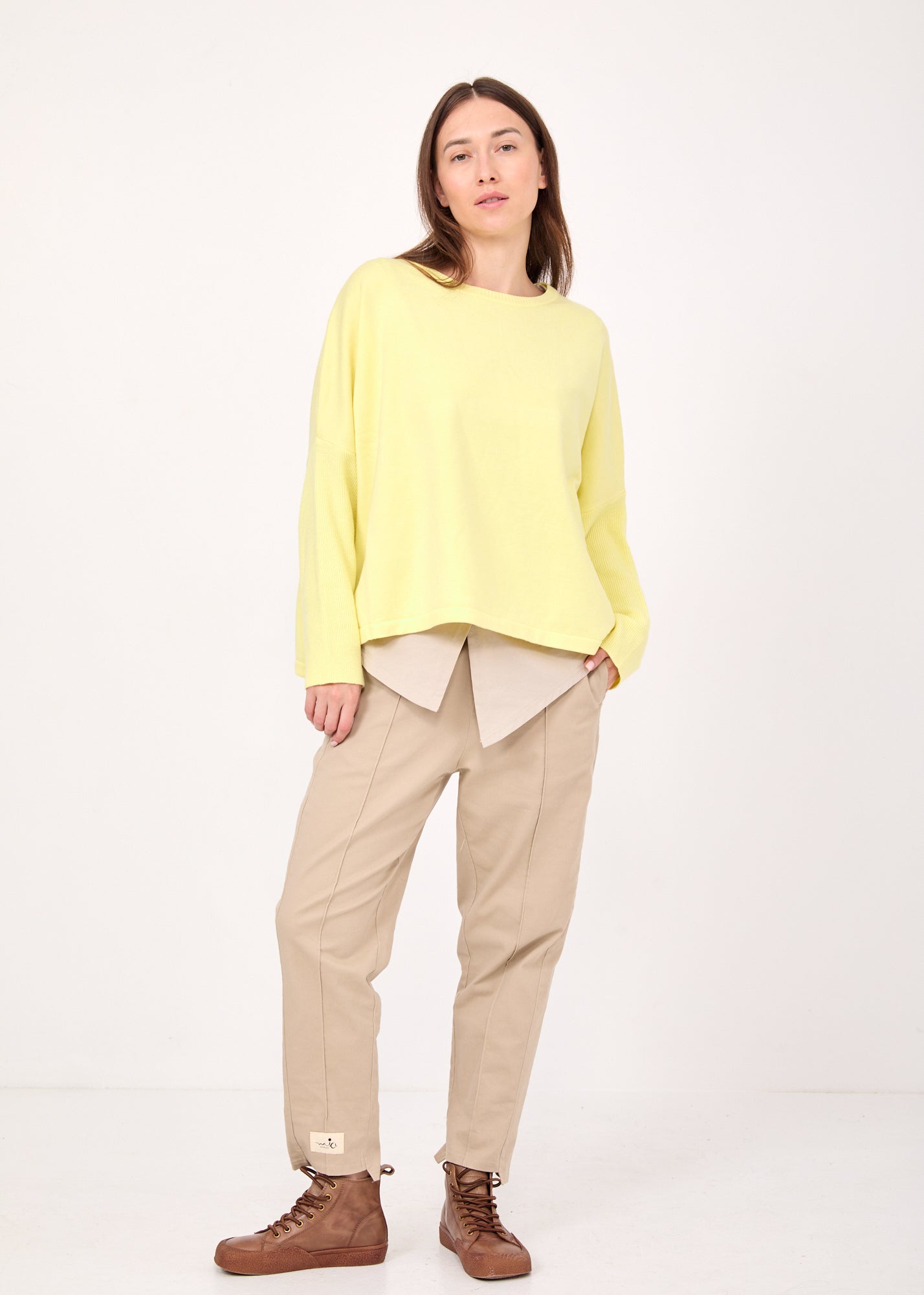 Light yellow round key basic knit