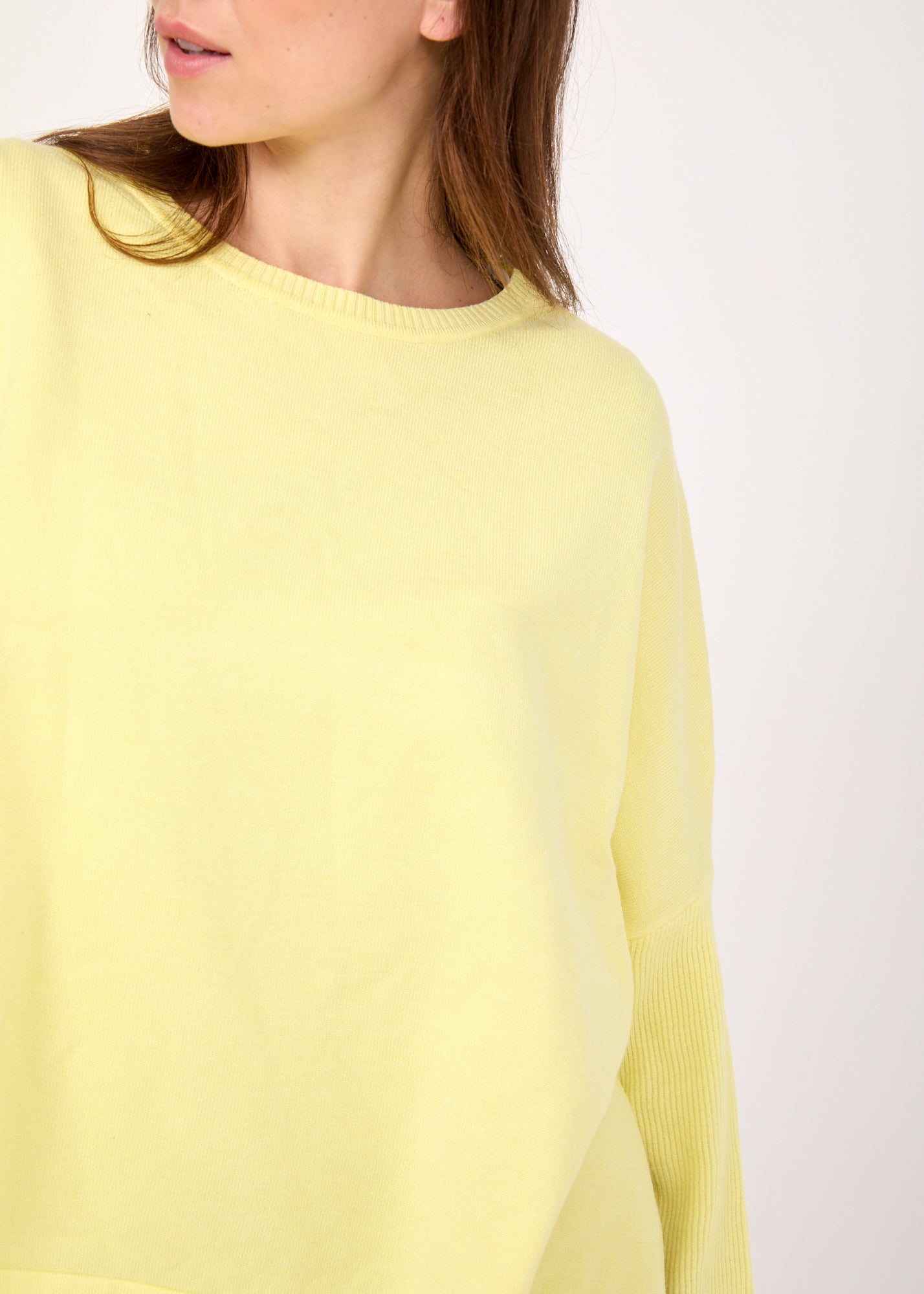 Light yellow round key basic knit