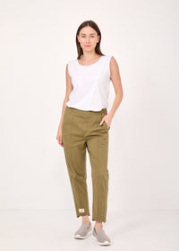 Pants with a seam in the middle and a green classic patch - 00