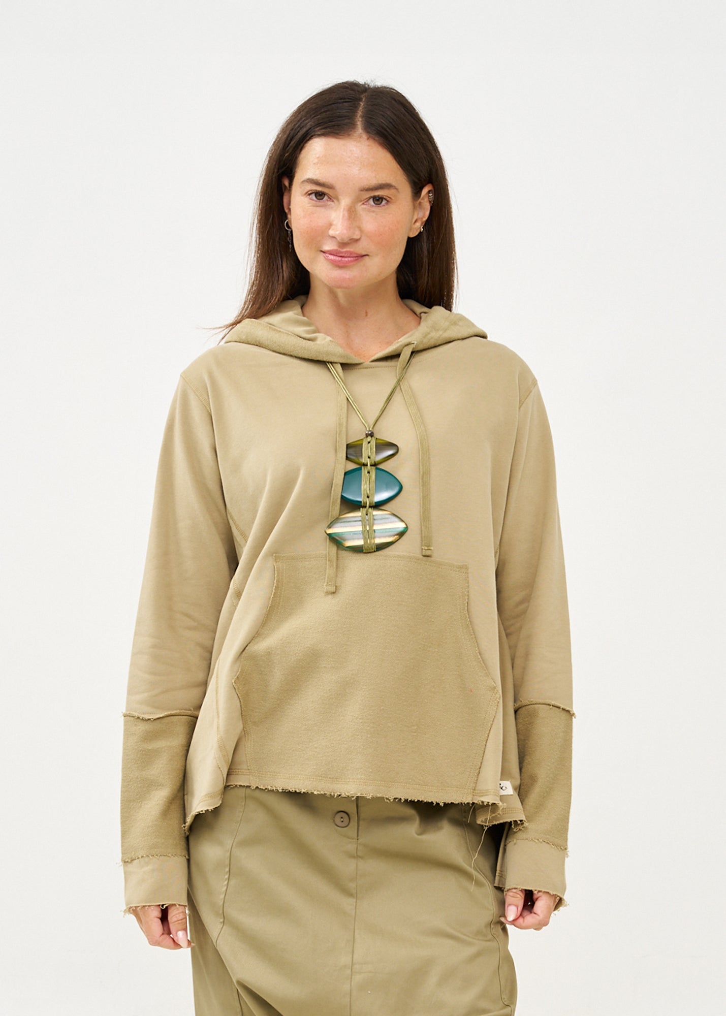 סווטשירט עם כובע וחתכים חיצוניים חום