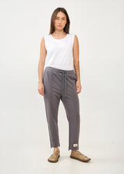 מכנסיים תפר באמצע ופאץ' אפור כהה