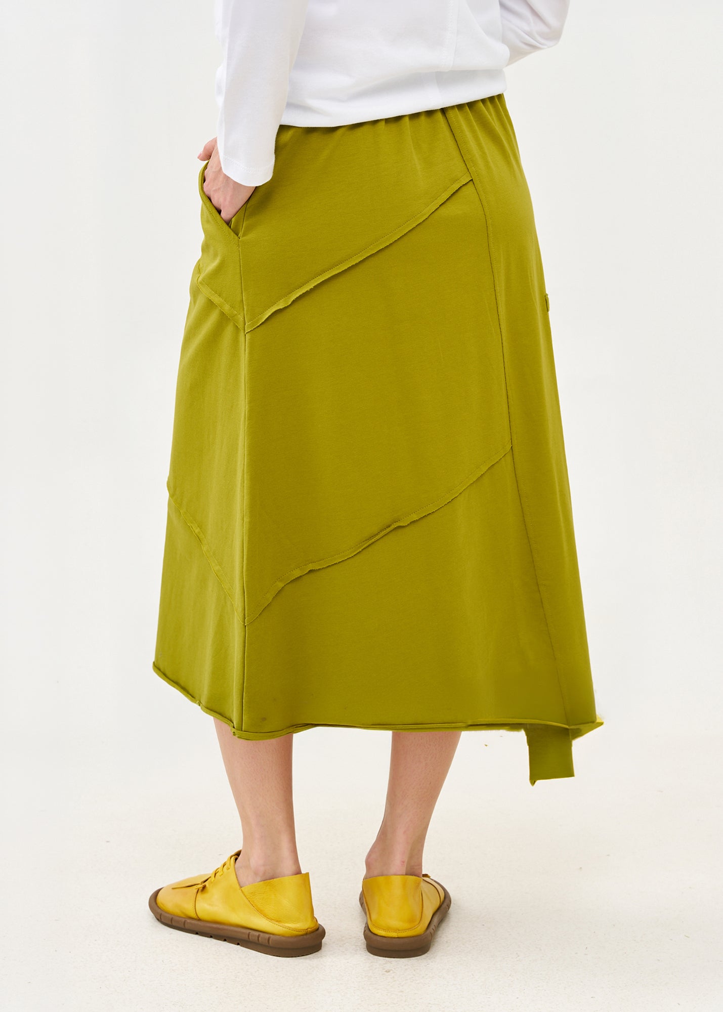 Asymmetric skirt, reverse combination and green ribbons