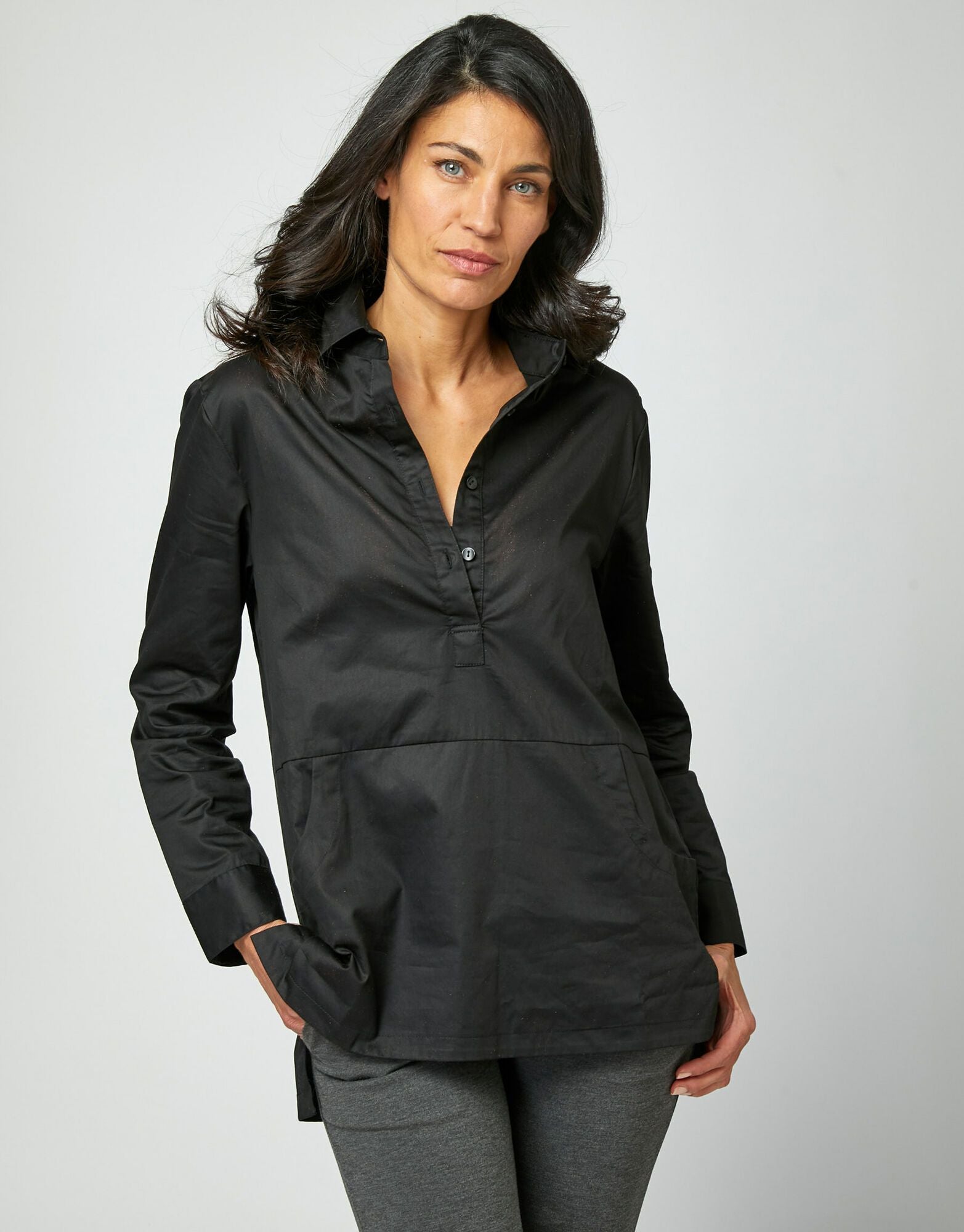 Men's shirt with buttoned collar and pockets, black