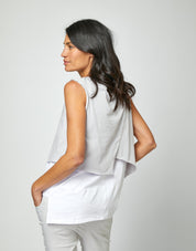 Модель короткая майка, серый треугольник спереди.