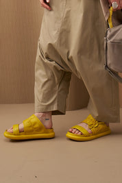 Shrink leather flip-flops with yellow knot