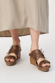 Brown leather platform heel shoes with shrink and knot