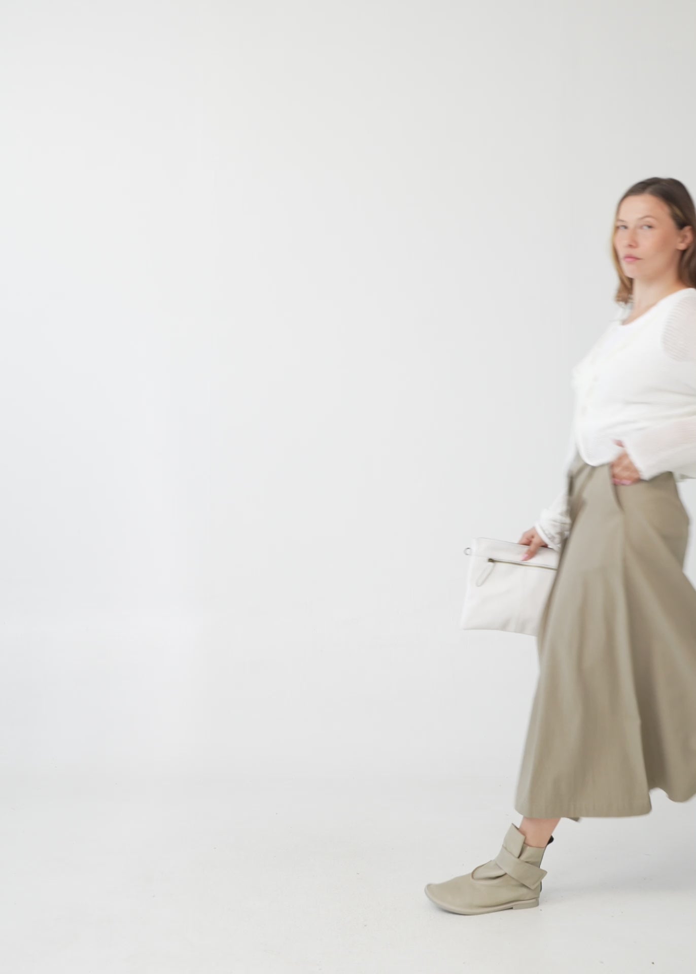 חצאית מעטפה אסימטרית עם חגורה שחור