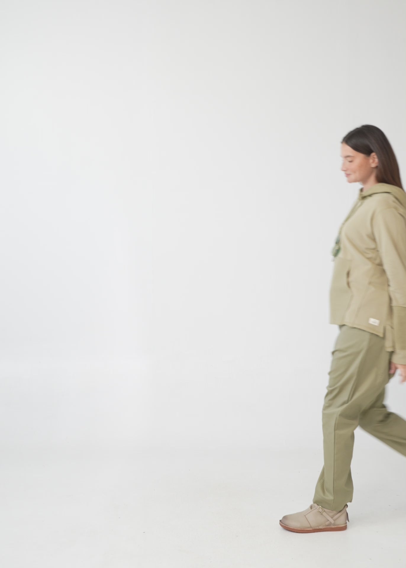 סווטשירט עם כובע וחתכים חיצוניים חום