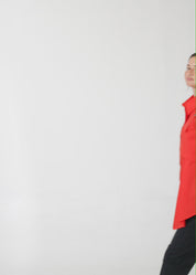 חולצה מכופתרת חצי וסט וקפלים חום