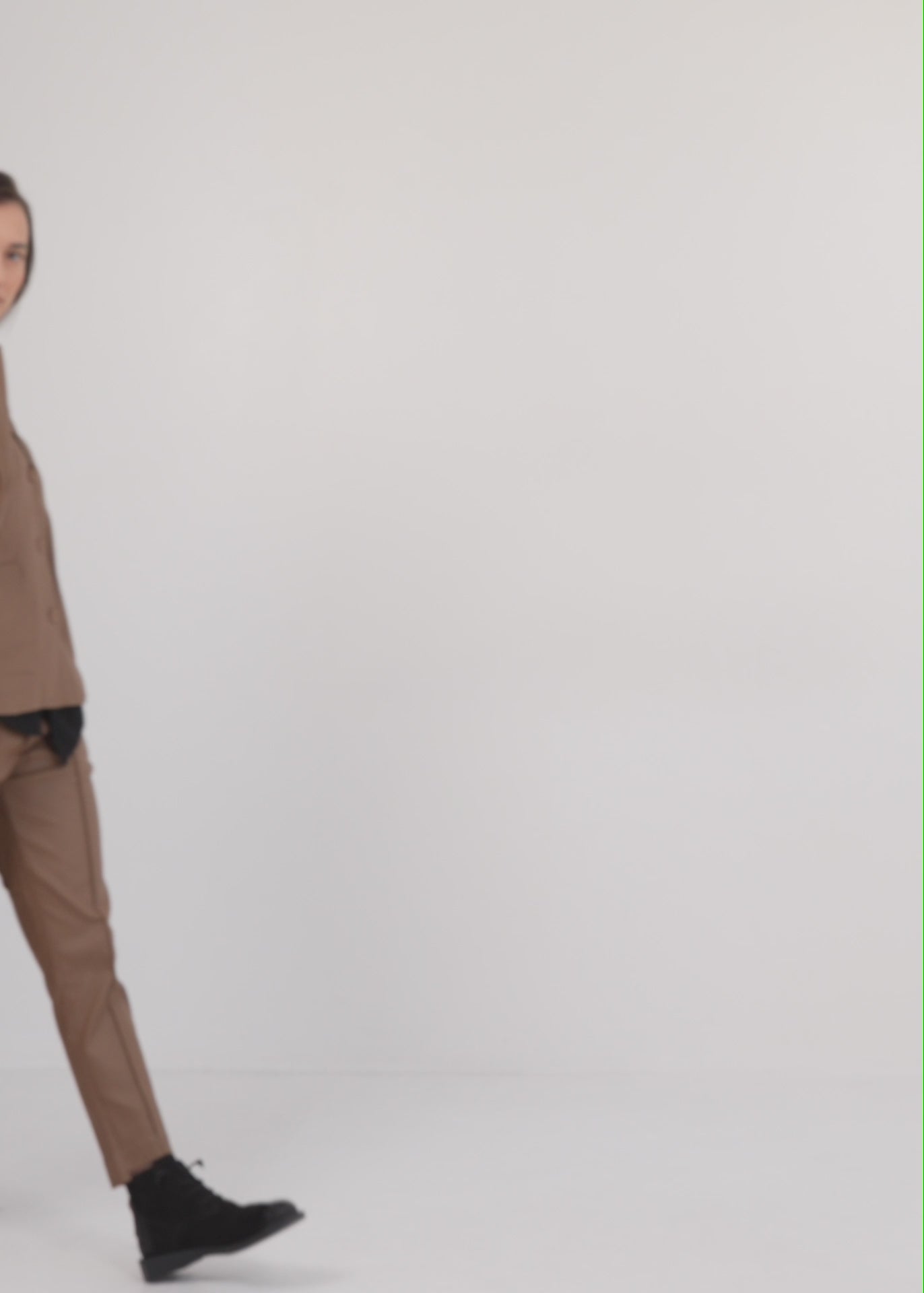 מכנס תפר באמצע דמוי עור אפור כהה