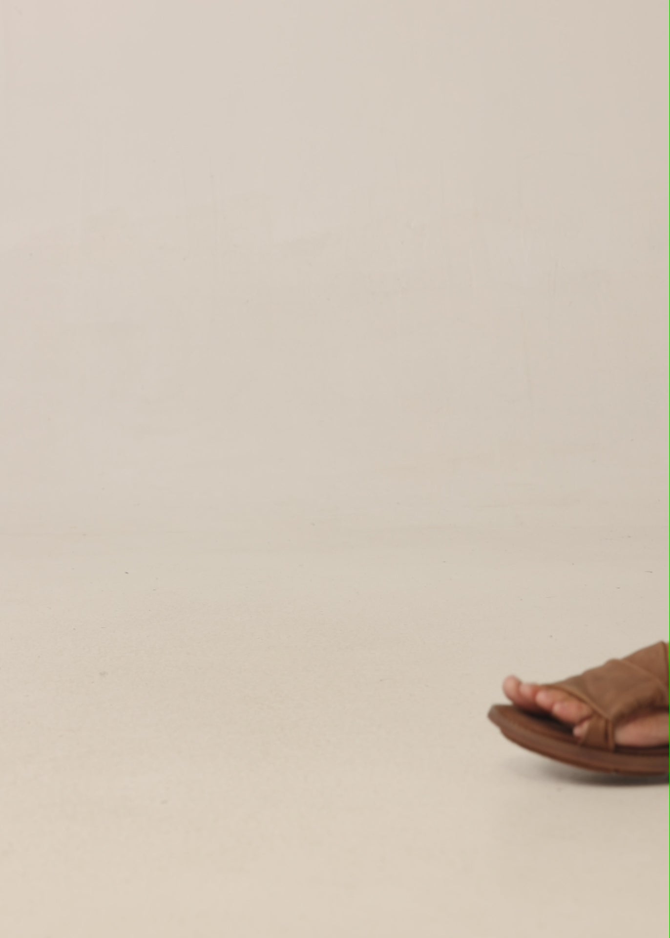 Women's leather strap sandals with elastic back in brown