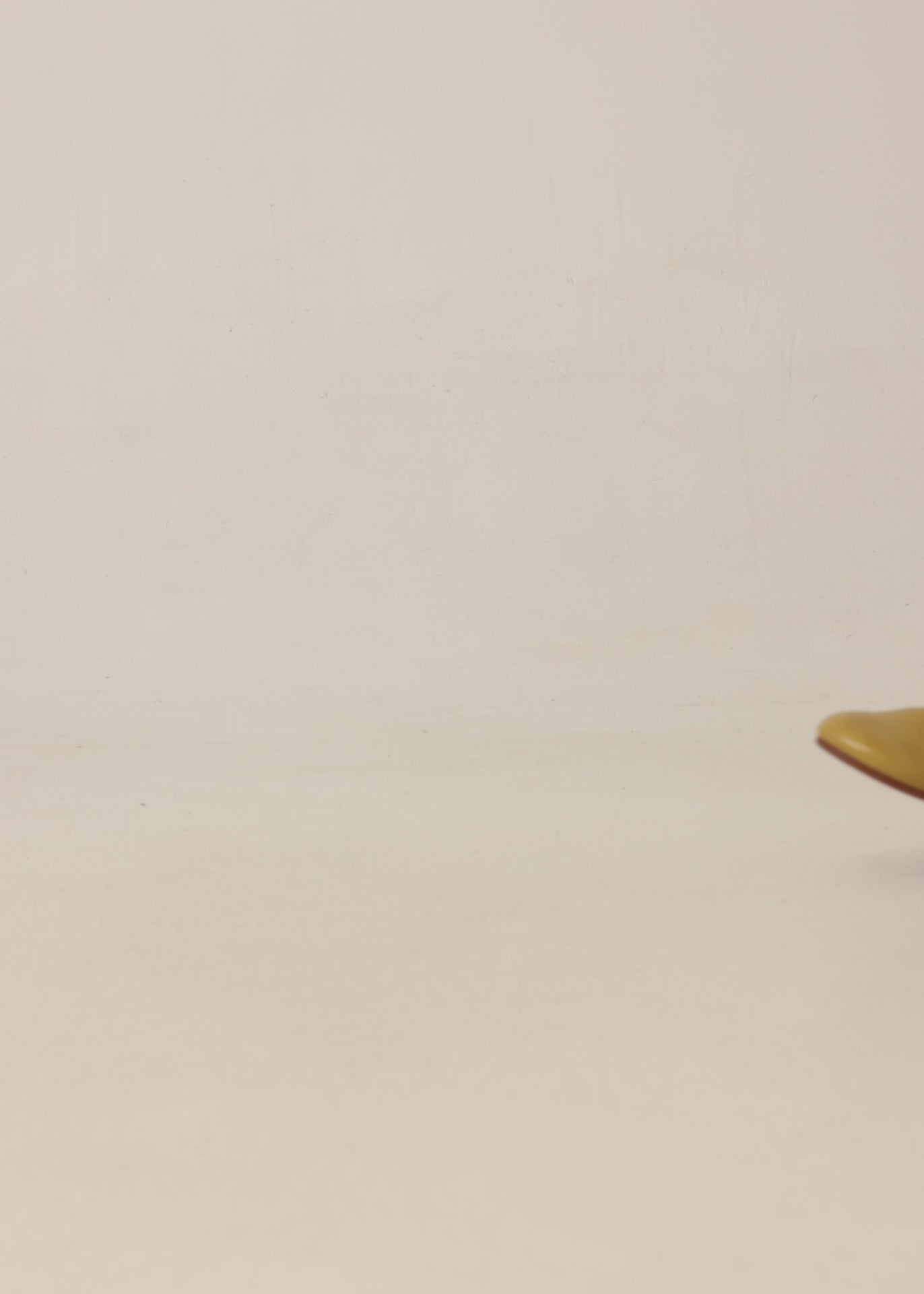 Leather shoes with a collapsible heel and black elastic lacing