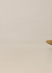 Leather shoes with a collapsible heel and black elastic lacing