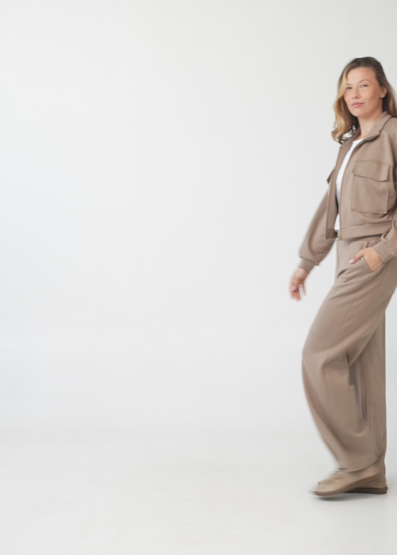 ג'קט שני כיסים קידמיים ורוכסן ירוק