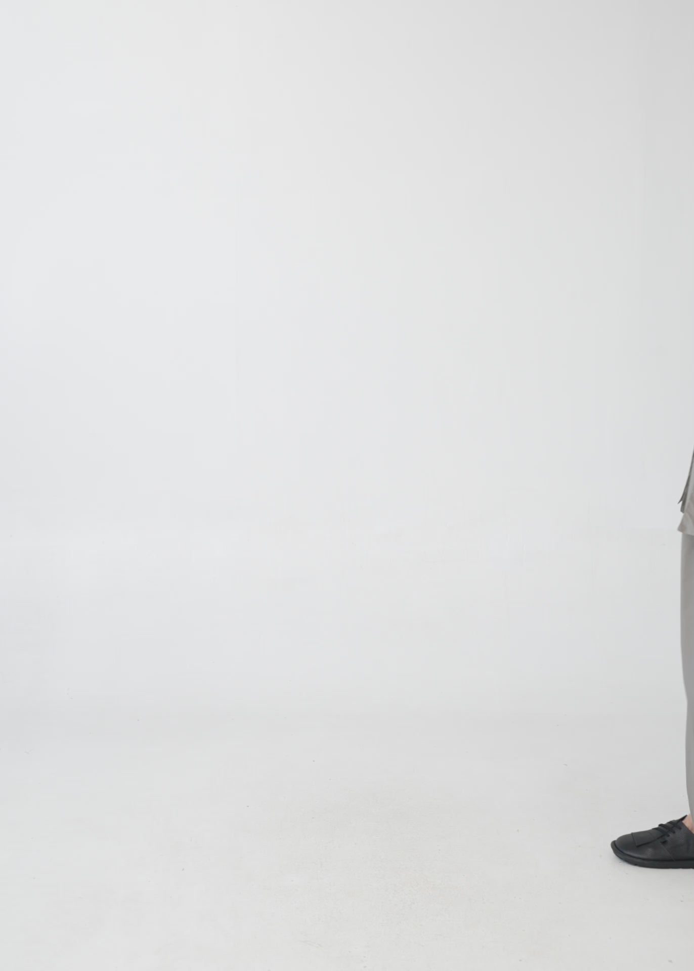 שמלה שרוול ארוך מכופתרת עם שני כיסים תלויים שחור