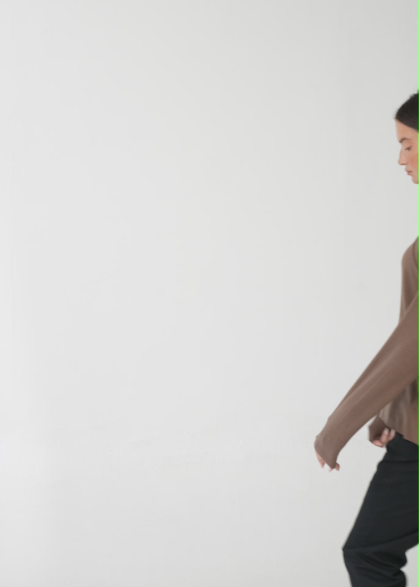 חולצה שרוול ארוך מפתח וי סריג דק חום