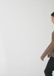 חולצה שרוול ארוך מפתח וי סריג דק חום