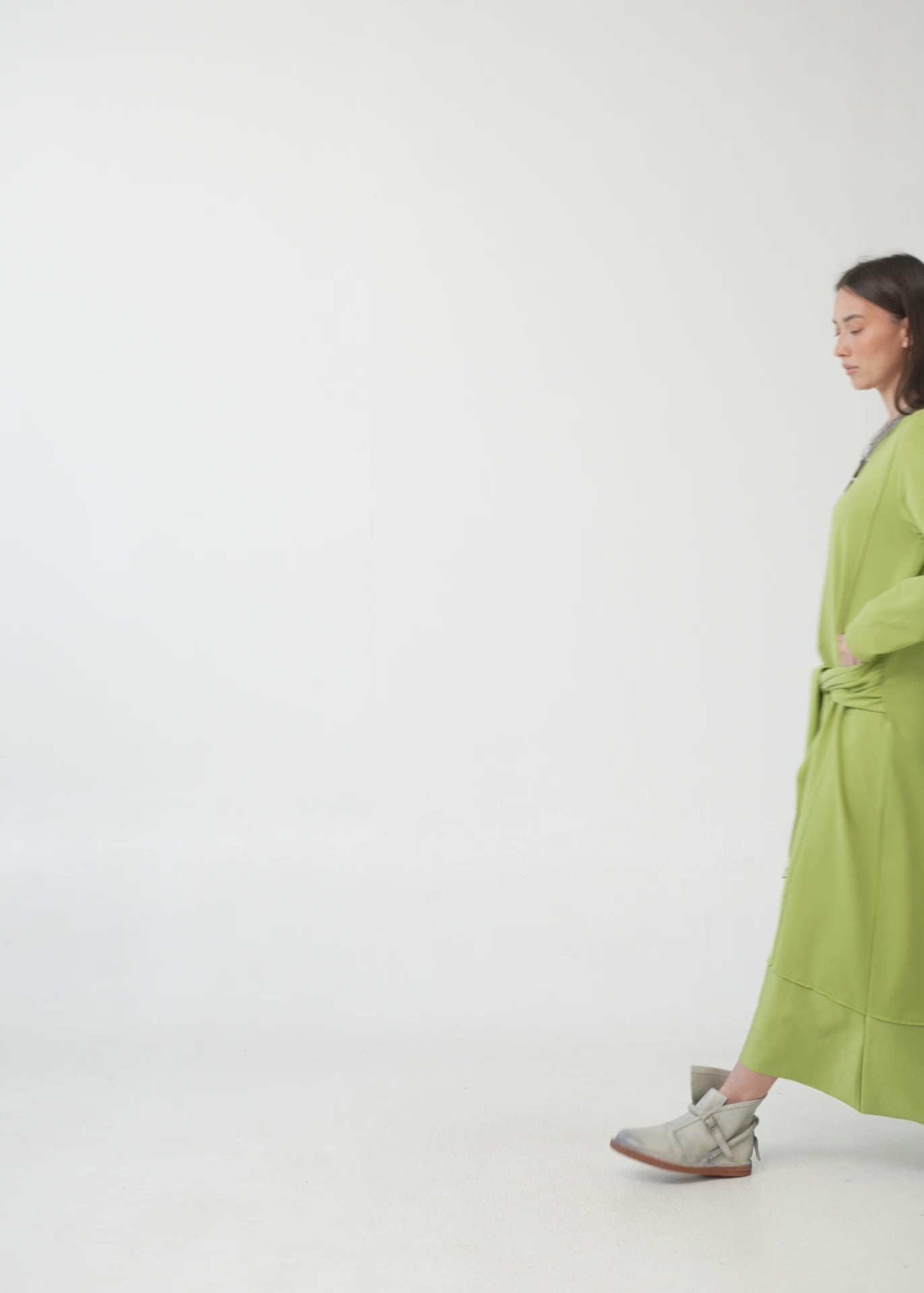 שמלה שרוול ארוך קשירה במותן בז'