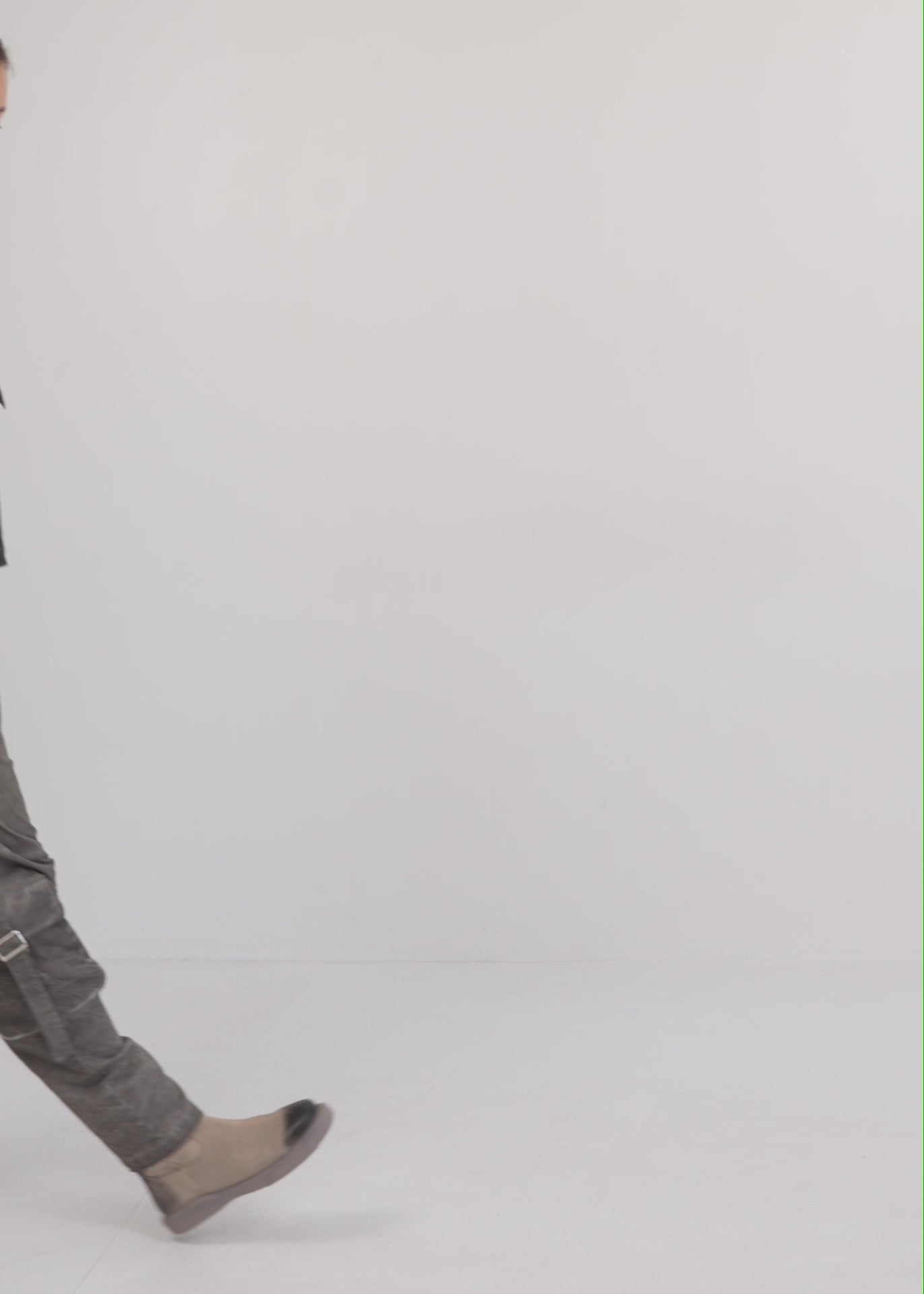 מכנסיים שקי חתכים אלכסוניים ואבזמים אפור כהה ווש