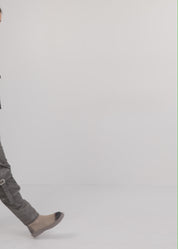 מכנסיים שקי חתכים אלכסוניים ואבזמים אפור כהה ווש