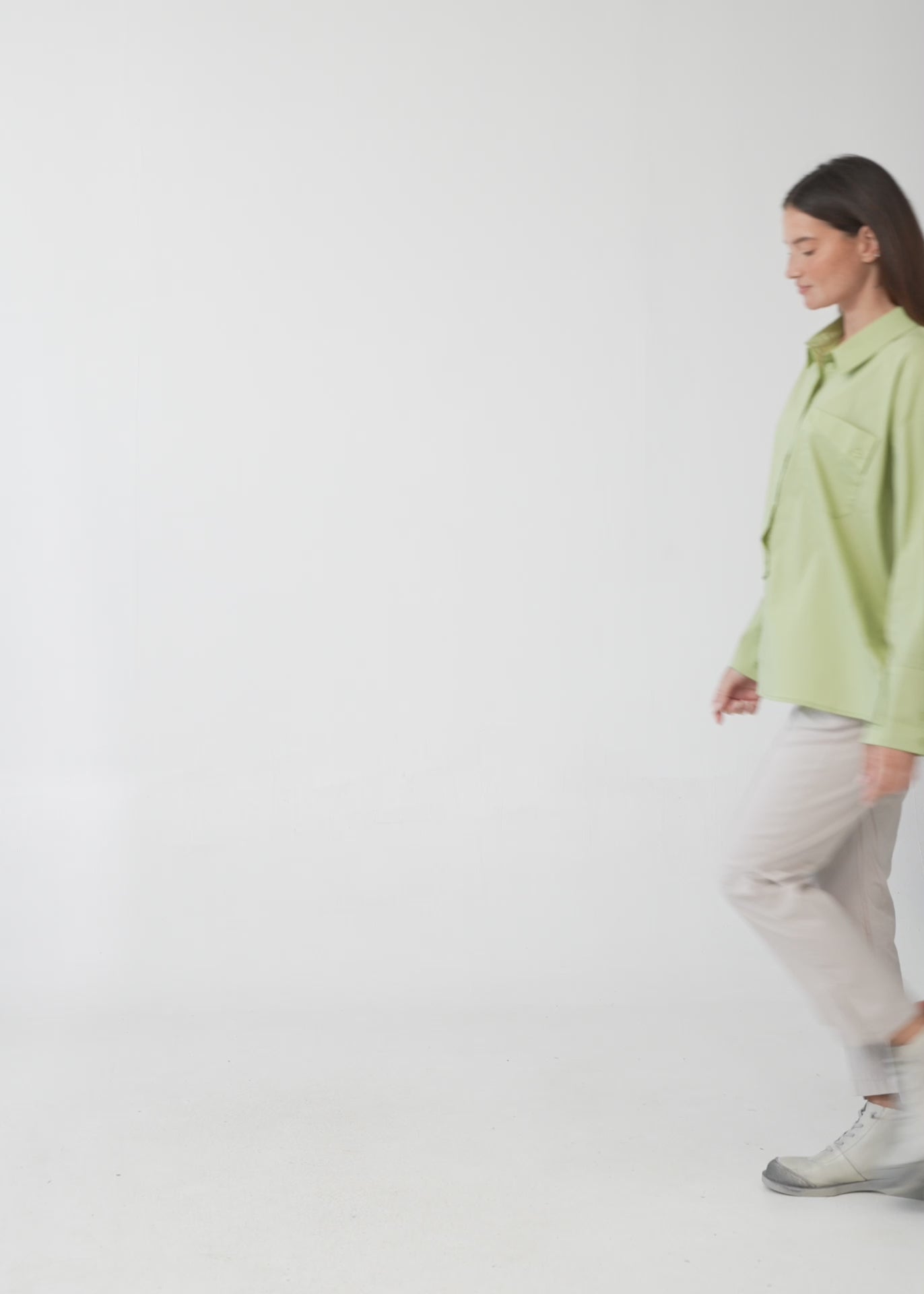 חולצה מכופתרת סיומת אלכסונית וכיס ירוק